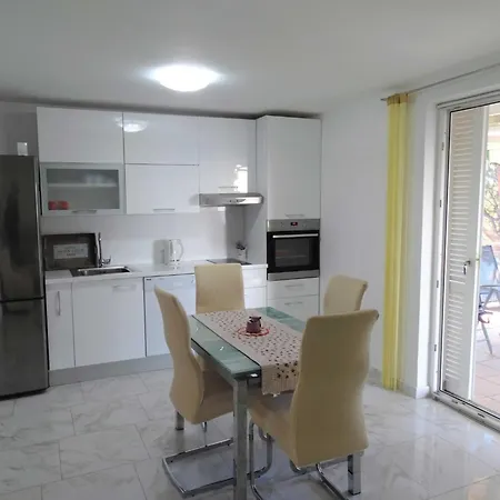 Two Bedroom With Balcony And Sea View Selce