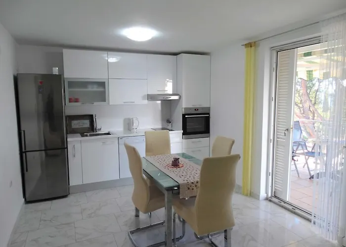 Two Bedroom With Balcony And Sea View Selce