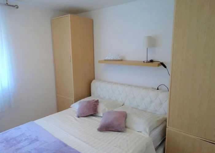 Two Bedroom With Balcony And Sea View Selce